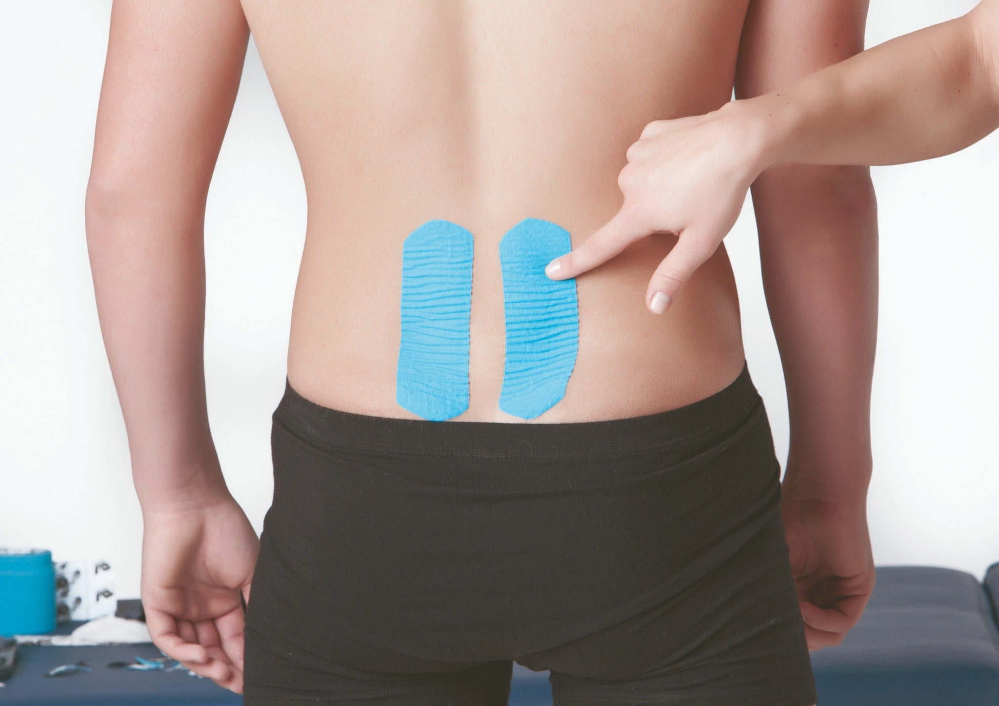 Kinesiologisches Taping am unteren Rücken